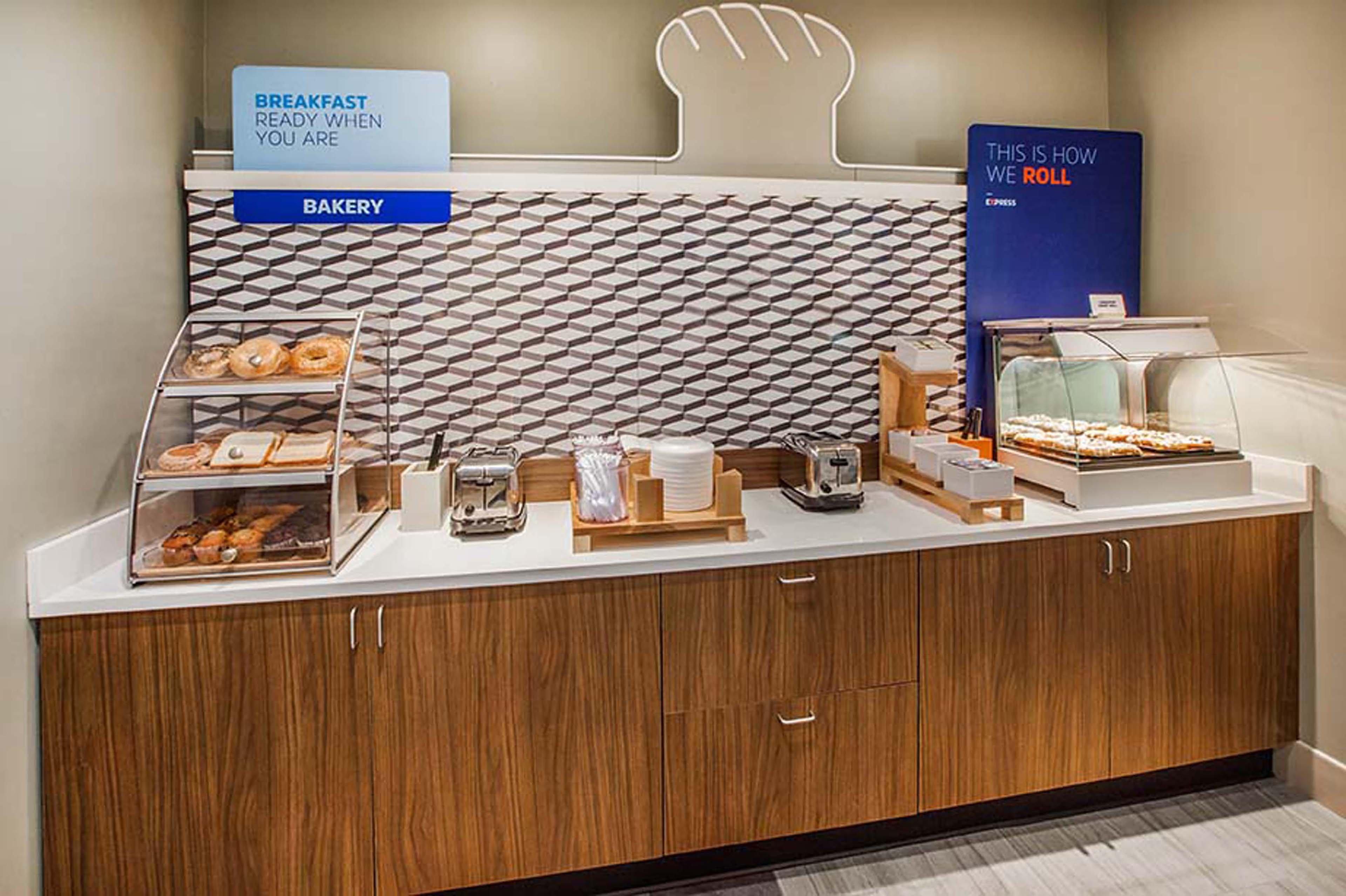Holiday Inn Express Hotel & Suites Manchester Conference Center By Ihg Εξωτερικό φωτογραφία